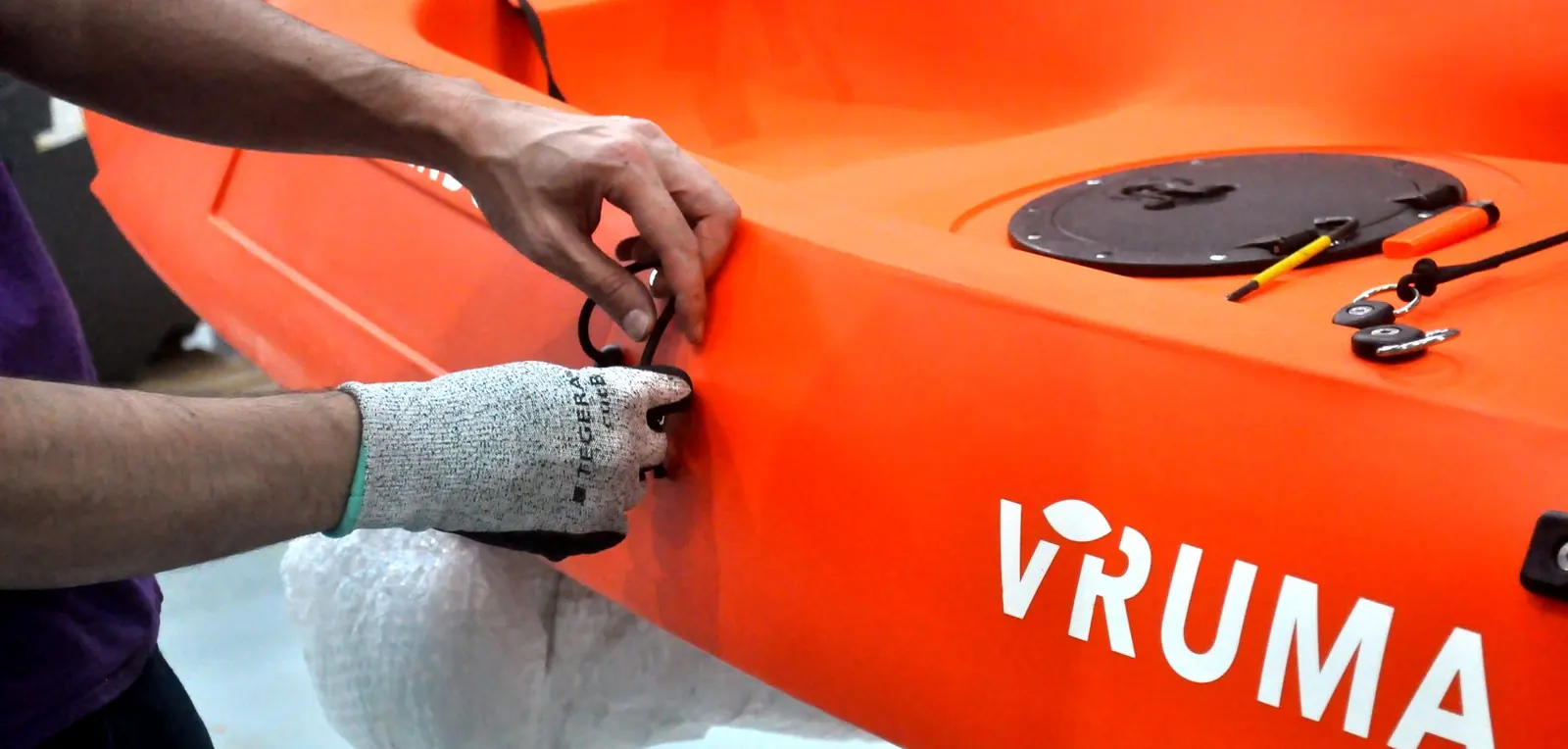 Montaje de un asa en un kayak Vruma